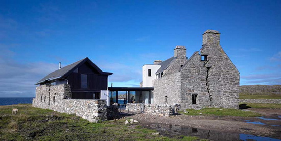 苏格兰海边废墟上建造的摩登小屋