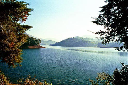在Munnar，被誉为印度“日月潭”的“SUN AND MOON”湖