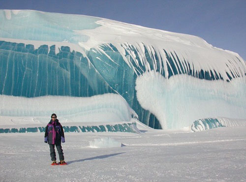 南极海面现壮观蓝色巨冰 似海浪被迅速冻结