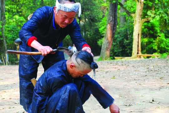 <p> 在岜沙，当地男孩的成人礼以剃成“发髻”作为标志之一。</p>